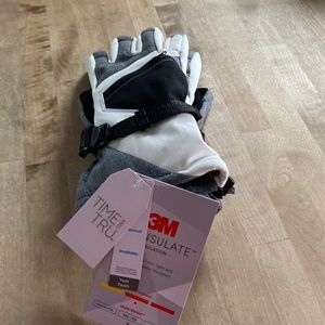NWT S-M winter gloves! Zipper pockets on each for small storage!!!
